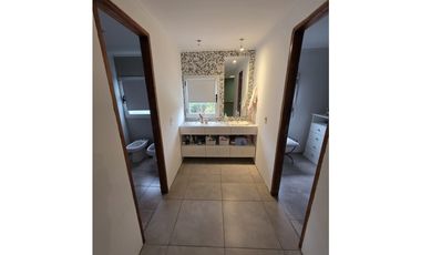 MODERNA CASA CON PILETA SOBRE 2 TERRENOS EN LOS ACANTILADOS