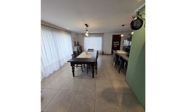 MODERNA CASA CON PILETA SOBRE 2 TERRENOS EN LOS ACANTILADOS