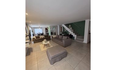 MODERNA CASA CON PILETA SOBRE 2 TERRENOS EN LOS ACANTILADOS