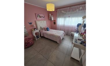 MODERNA CASA CON PILETA SOBRE 2 TERRENOS EN LOS ACANTILADOS