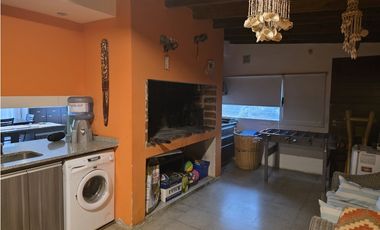 MODERNA CASA CON PILETA SOBRE 2 TERRENOS EN LOS ACANTILADOS