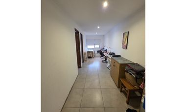 MODERNA CASA CON PILETA SOBRE 2 TERRENOS EN LOS ACANTILADOS