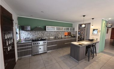 MODERNA CASA CON PILETA SOBRE 2 TERRENOS EN LOS ACANTILADOS