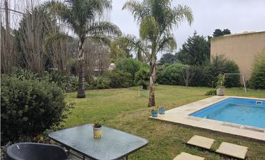 MODERNA CASA CON PILETA SOBRE 2 TERRENOS EN LOS ACANTILADOS