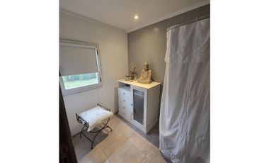 MODERNA CASA CON PILETA SOBRE 2 TERRENOS EN LOS ACANTILADOS