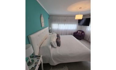 MODERNA CASA CON PILETA SOBRE 2 TERRENOS EN LOS ACANTILADOS