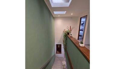 MODERNA CASA CON PILETA SOBRE 2 TERRENOS EN LOS ACANTILADOS