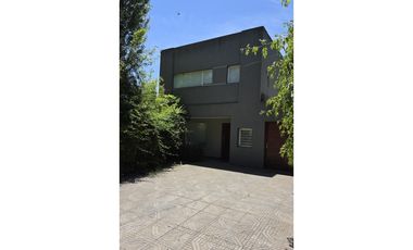 MODERNA CASA CON PILETA SOBRE 2 TERRENOS EN LOS ACANTILADOS