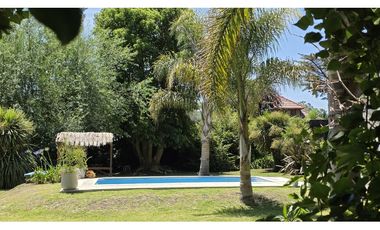 MODERNA CASA CON PILETA SOBRE 2 TERRENOS EN LOS ACANTILADOS