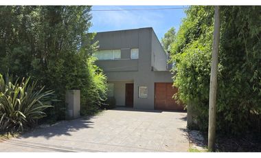 MODERNA CASA CON PILETA SOBRE 2 TERRENOS EN LOS ACANTILADOS