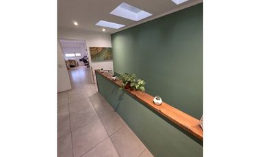 MODERNA CASA CON PILETA SOBRE 2 TERRENOS EN LOS ACANTILADOS