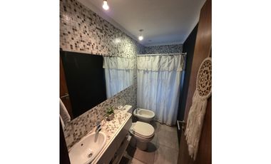 MODERNA CASA CON PILETA SOBRE 2 TERRENOS EN LOS ACANTILADOS