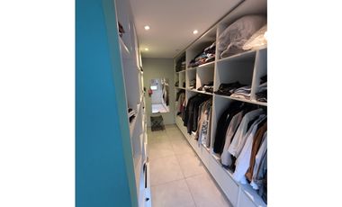 MODERNA CASA CON PILETA SOBRE 2 TERRENOS EN LOS ACANTILADOS