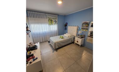 MODERNA CASA CON PILETA SOBRE 2 TERRENOS EN LOS ACANTILADOS