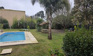 MODERNA CASA CON PILETA SOBRE 2 TERRENOS EN LOS ACANTILADOS