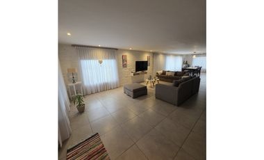 MODERNA CASA CON PILETA SOBRE 2 TERRENOS EN LOS ACANTILADOS