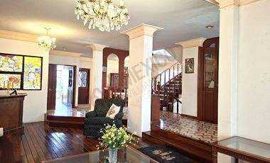 Venta de casa en Jardines en La Montaña ¡Amplia residencia en fraccionamiento con acceso controlado!