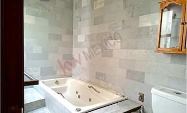 Venta de casa en Jardines en La Montaña ¡Amplia residencia en fraccionamiento con acceso controlado!