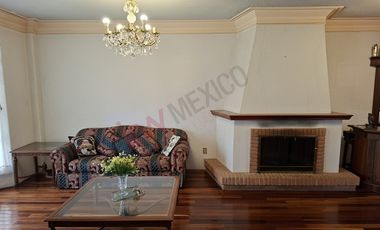 Venta de casa en Jardines en La Montaña ¡Amplia residencia en fraccionamiento con acceso controlado!