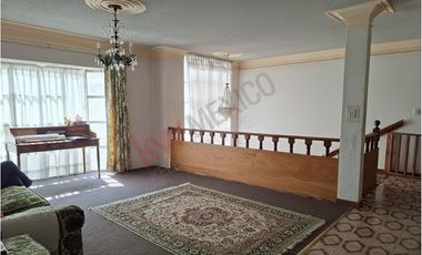 Venta de casa en Jardines en La Montaña ¡Amplia residencia en fraccionamiento con acceso controlado!