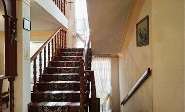 Venta de casa en Jardines en La Montaña ¡Amplia residencia en fraccionamiento con acceso controlado!