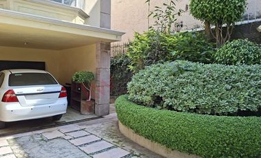 Venta de casa en Jardines en La Montaña ¡Amplia residencia en fraccionamiento con acceso controlado!