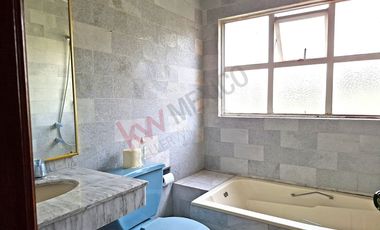 Venta de casa en Jardines en La Montaña ¡Amplia residencia en fraccionamiento con acceso controlado!