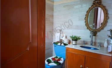 Venta de casa en Jardines en La Montaña ¡Amplia residencia en fraccionamiento con acceso controlado!