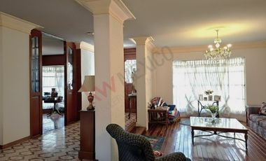 Venta de casa en Jardines en La Montaña ¡Amplia residencia en fraccionamiento con acceso controlado!