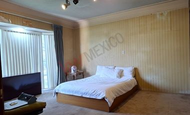 Venta de casa en Jardines en La Montaña ¡Amplia residencia en fraccionamiento con acceso controlado!