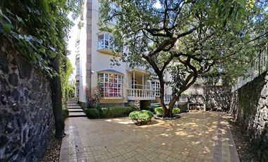 Venta de casa en Jardines en La Montaña ¡Amplia residencia en fraccionamiento con acceso controlado!