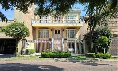 Venta de casa en Jardines en La Montaña ¡Amplia residencia en fraccionamiento con acceso controlado!