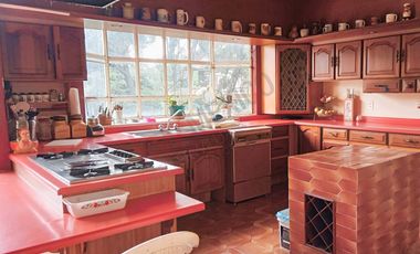 Venta de casa en Jardines en La Montaña ¡Amplia residencia en fraccionamiento con acceso controlado!