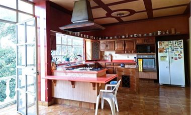 Venta de casa en Jardines en La Montaña ¡Amplia residencia en fraccionamiento con acceso controlado!