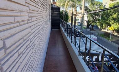 Departamento 2 ambientes en 1º piso con balcón al frente para oficina,consultorio, etc. Villa Luzuriaga