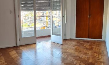 Departamento 2 ambientes en 1º piso con balcón al frente para oficina,consultorio, etc. Villa Luzuriaga