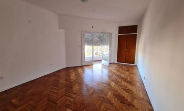 Departamento 2 ambientes en 1º piso con balcón al frente para oficina,consultorio, etc. Villa Luzuriaga
