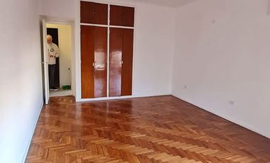 Departamento 2 ambientes en 1º piso con balcón al frente para oficina,consultorio, etc. Villa Luzuriaga