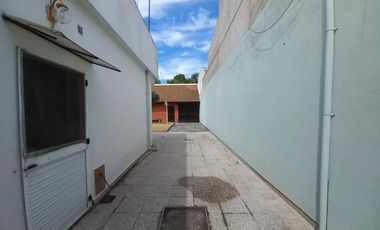 Casa Para 2 Familias Con Pileta Y Fondo Libre Garaje Pasante  Tomo1/2 Amb Hasta U$50.000