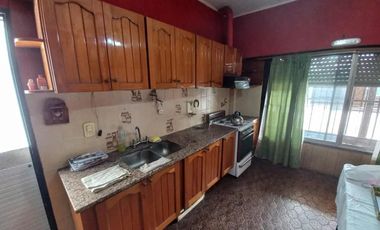 Casa Para 2 Familias Con Pileta Y Fondo Libre Garaje Pasante  Tomo1/2 Amb Hasta U$50.000