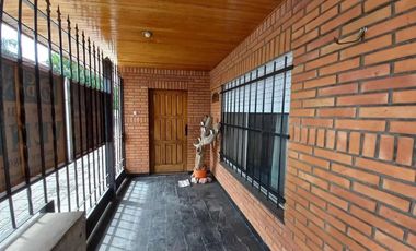 Casa Para 2 Familias Con Pileta Y Fondo Libre Garaje Pasante  Tomo1/2 Amb Hasta U$50.000