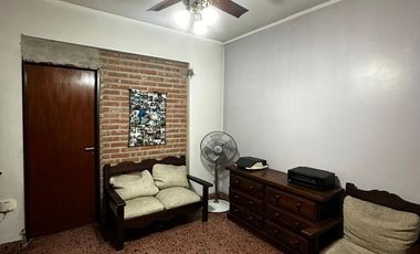 Casa De 4 Ambientes con amplio patio al fondo a mts. de Av. Cristiania