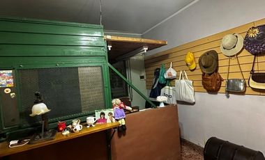 Casa De 4 Ambientes con amplio patio al fondo a mts. de Av. Cristiania