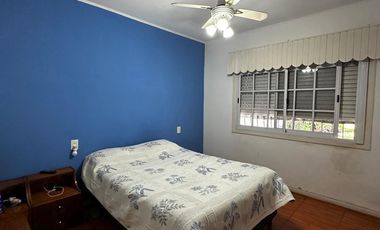 Casa De 4 Ambientes con amplio patio al fondo a mts. de Av. Cristiania