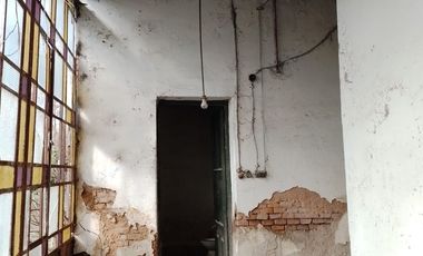 Amplia casa antigua a reciclar con facilidades