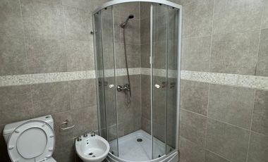 Oficina comercial tipo loft con balcon en excelente ubicacion, centrocomercial de Villa Luzuriaga