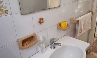 Excelente dpto. tipo casa lateral, de tres ambientes con patio yparrilla. Excelente ubicación y estado.