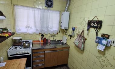 Excelente dpto. tipo casa lateral, de tres ambientes con patio yparrilla. Excelente ubicación y estado.