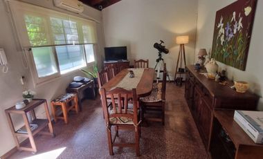 Excelente dpto. tipo casa lateral, de tres ambientes con patio yparrilla. Excelente ubicación y estado.