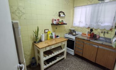Excelente dpto. tipo casa lateral, de tres ambientes con patio yparrilla. Excelente ubicación y estado.